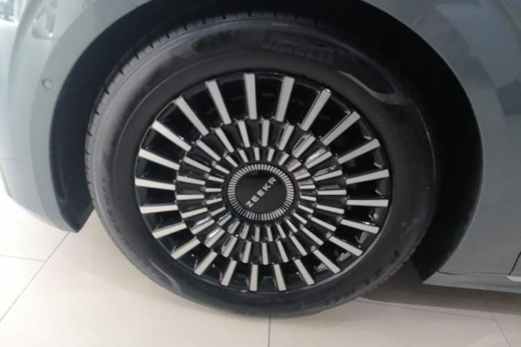 Used Zeekr 009 2024 Six-Seat Executive Version 4WD 108 kWh Left Front Wheel Hub