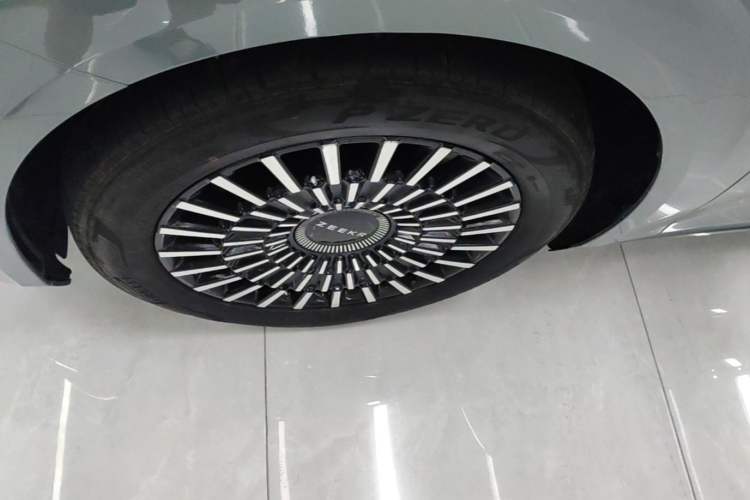Used Zeekr 009 2024 7-Seater Aisle Version 108 kWh Left Front Wheel Hub