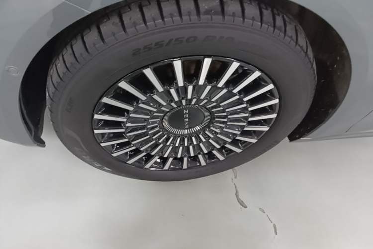 Used Zeekr 009 2024 Six-Seat Executive Version 4WD 108 kWh Left Front Wheel Hub