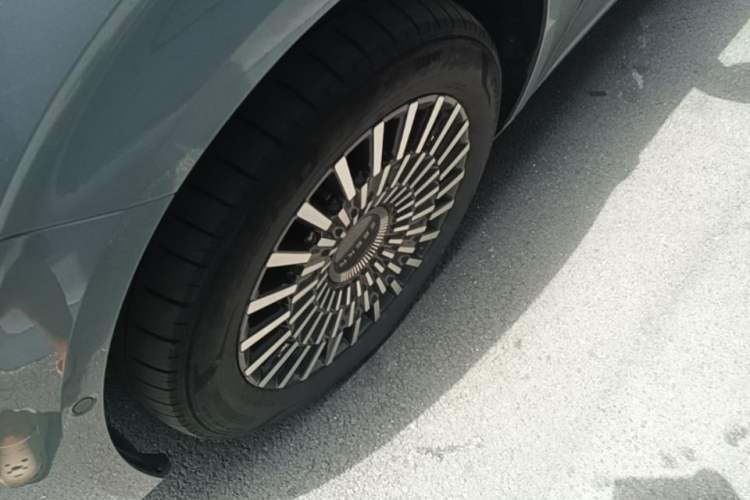 Used Zeekr 009 2024 7-Seater Aisle Version 108 kWh Left Front Wheel Hub