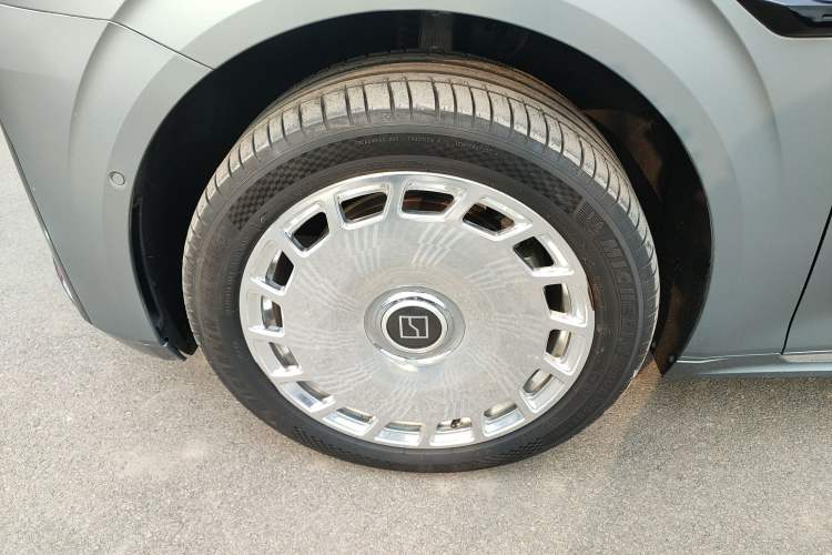 Used Zeekr 009 2024 7-Seater Walk-Through Version Four-Wheel Drive 108 kWh Left Front Wheel Hub