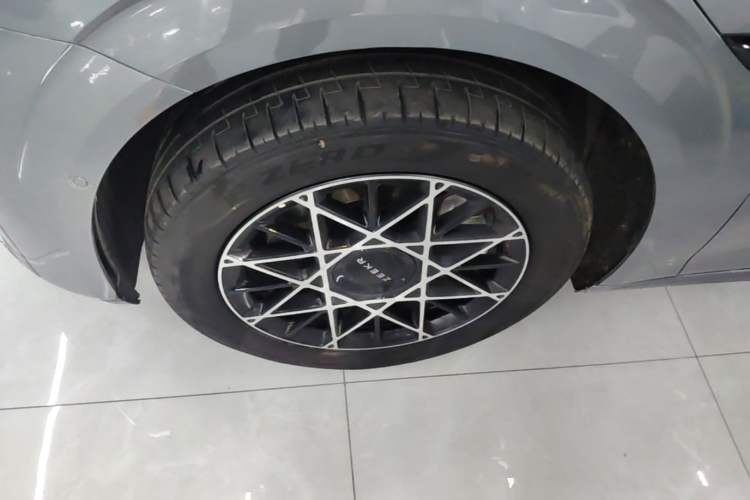Used Zeekr 009 2024 Six-Seat Executive Version 4WD 140 kWh Left Front Wheel Hub