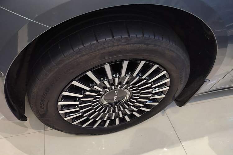 Used Zeekr 009 2024 7-Seater Aisle Version 108 kWh Left Front Wheel Hub