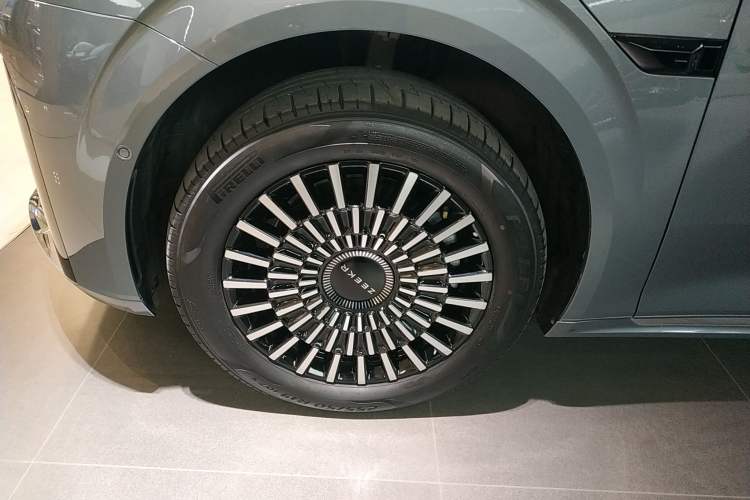 Used Zeekr 009 2024 Six-Seat Executive Version 4WD 108 kWh Left Front Wheel Hub