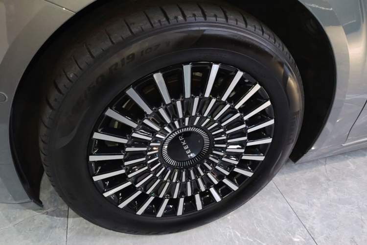 Used Zeekr 009 2024 Six-Seat Executive Version 4WD 108 kWh Left Front Wheel Hub