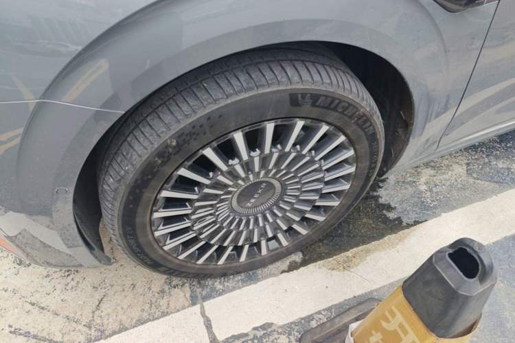 Used Zeekr 009 2024 7-Seater Walk-through Version 4WD 140 kWh Left Front Wheel Hub