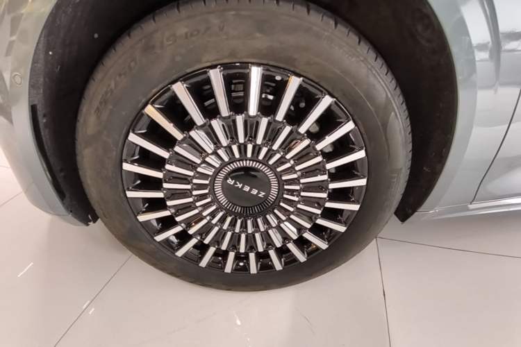 Used Zeekr 009 2024 Six-Seat Executive Version 4WD 108 kWh Left Front Wheel Hub