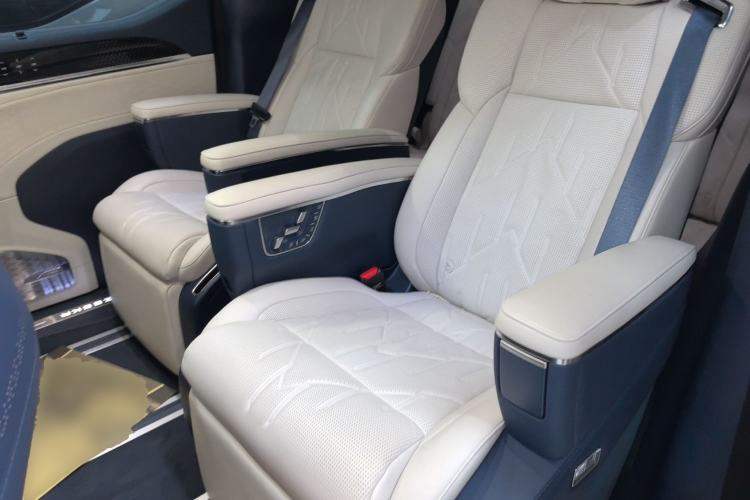 Used Zeekr 009 2024 7-Seater Walk-Through Version Four-Wheel Drive 108 kWh Left Rear Seat