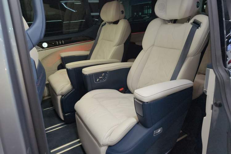 Used Zeekr 009 2024 7-Seater Walk-Through Version Four-Wheel Drive 108 kWh Left Rear Seat