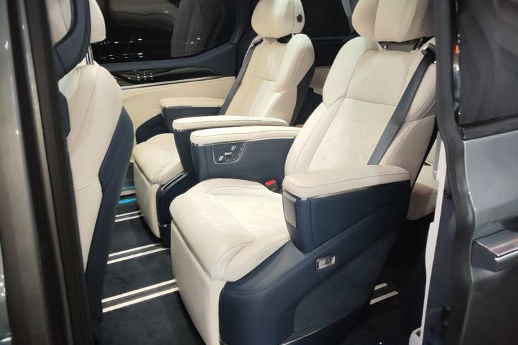 Used Zeekr 009 2024 7-Seater Walk-Through Version Four-Wheel Drive 108 kWh Left Rear Seat