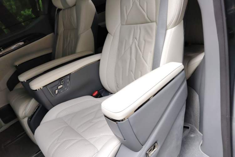 Used Zeekr 009 2024 7-Seater Walk-Through Version Four-Wheel Drive 108 kWh Left Rear Seat
