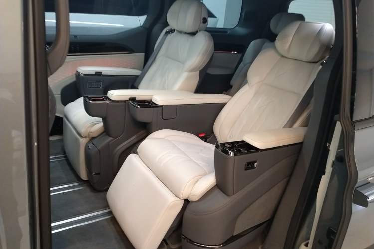 Used Zeekr 009 2024 Six-Seat Executive Version 4WD 108 kWh Left Rear Seat