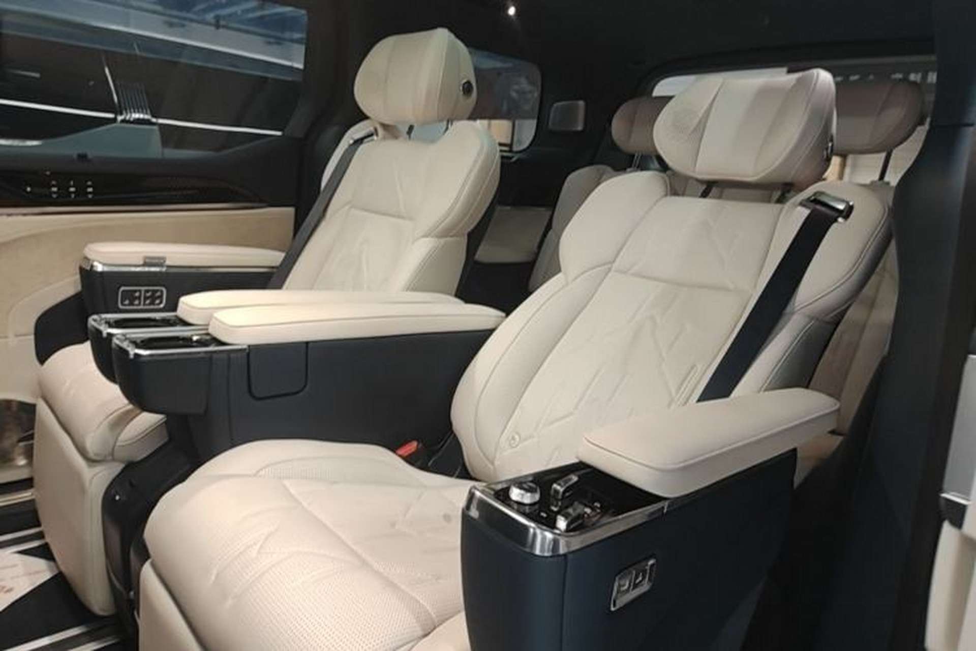 Used Zeekr 009 2024 Six-Seat Executive Version 4WD 108 kWh Left Rear Seat