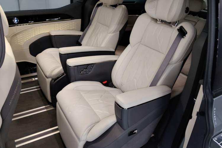 Used Zeekr 009 2024 7-Seater Walk-Through Version Four-Wheel Drive 108 kWh Left Rear Seat