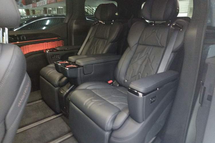Used Zeekr 009 2024 Six-Seat Executive Version 4WD 108 kWh Left Rear Seat