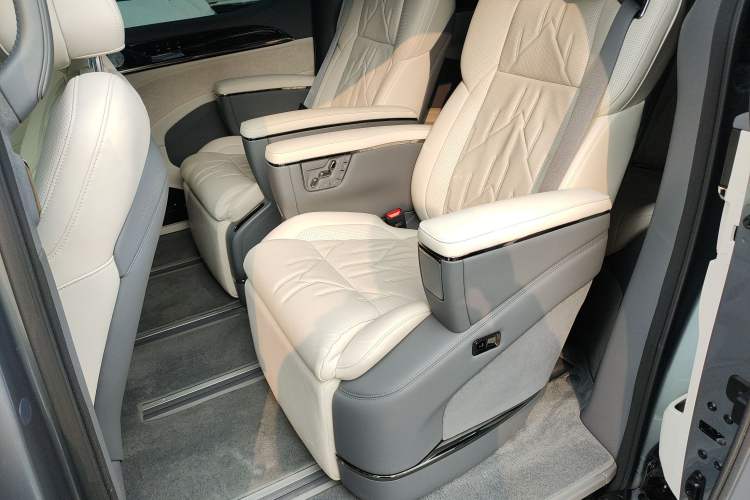 Used Zeekr 009 2024 7-Seater Walk-Through Version Four-Wheel Drive 108 kWh Left Rear Seat