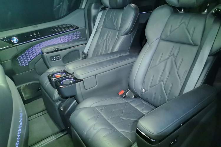 Used Zeekr 009 2024 Six-Seat Executive Version 4WD 108 kWh Left Rear Seat