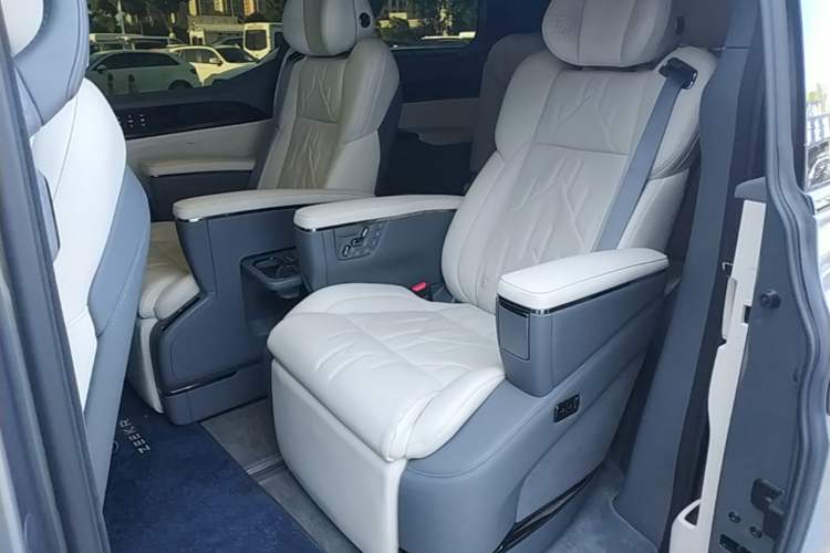 Used Zeekr 009 2024 7-Seater Walk-Through Version Four-Wheel Drive 108 kWh Left Rear Seat