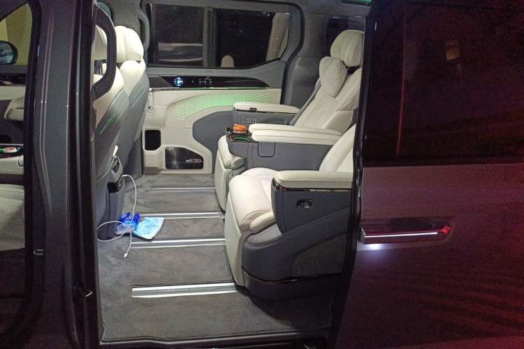 Used Zeekr 009 2024 Six-Seat Executive Version 4WD 108 kWh Left Rear Seat