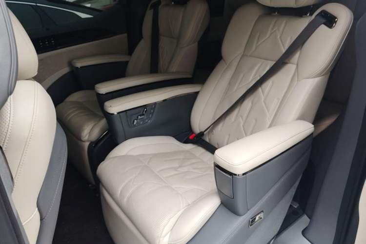 Used Zeekr 009 2024 7-Seater Walk-through Version 4WD 140 kWh Left Rear Seat