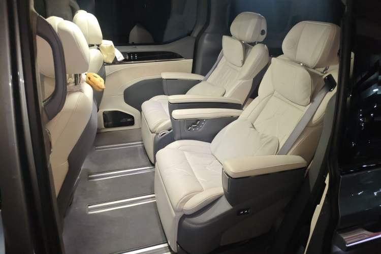 Used Zeekr 009 2024 7-Seater Walk-Through Version Four-Wheel Drive 108 kWh Left Rear Seat