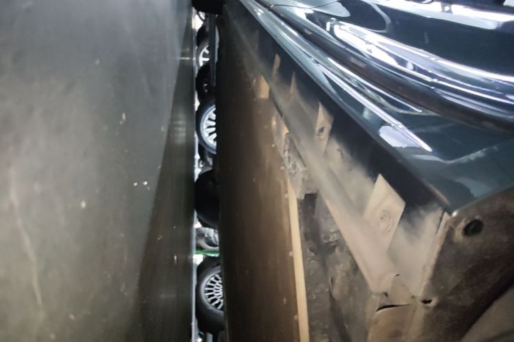 Used Zeekr 009 2024 7-Seater Walk-Through Version Four-Wheel Drive 108 kWh Left Side Sill