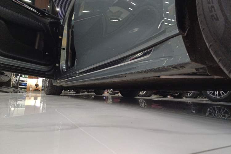 Used Zeekr 009 2024 Six-Seat Executive Version 4WD 108 kWh Left Side Sill