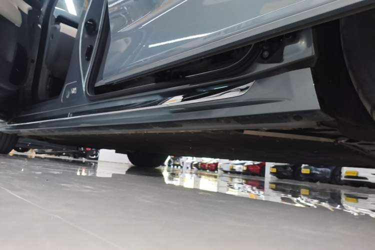 Used Zeekr 009 2024 7-Seater Walk-Through Version Four-Wheel Drive 108 kWh Left Side Sill