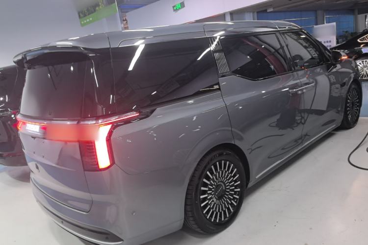 Used Zeekr 009 2024 Six-Seat Executive Version 4WD 140 kWh Rear Right 45 Deg