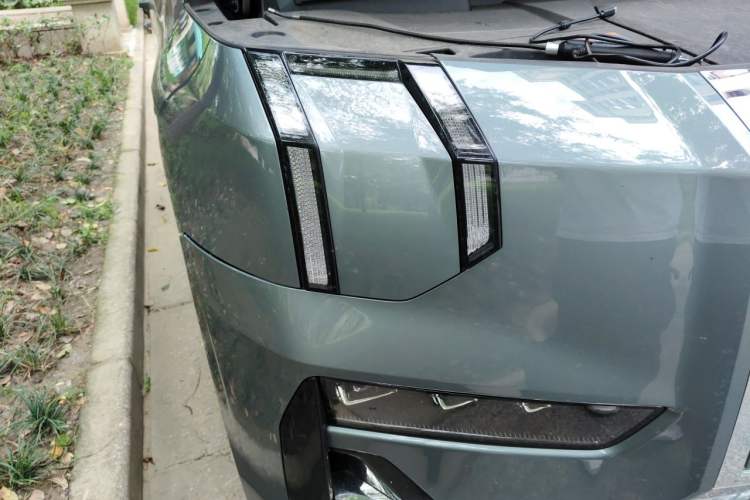 Used Zeekr 009 2024 7-Seater Walk-Through Version Four-Wheel Drive 108 kWh Right Front Headlight