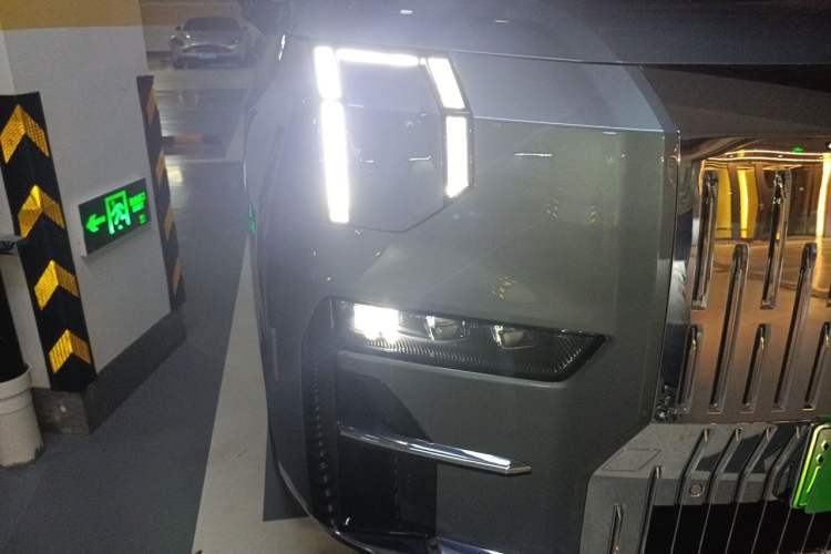 Used Zeekr 009 2024 Six-Seat Executive Version 4WD 108 kWh Right Front Headlight
