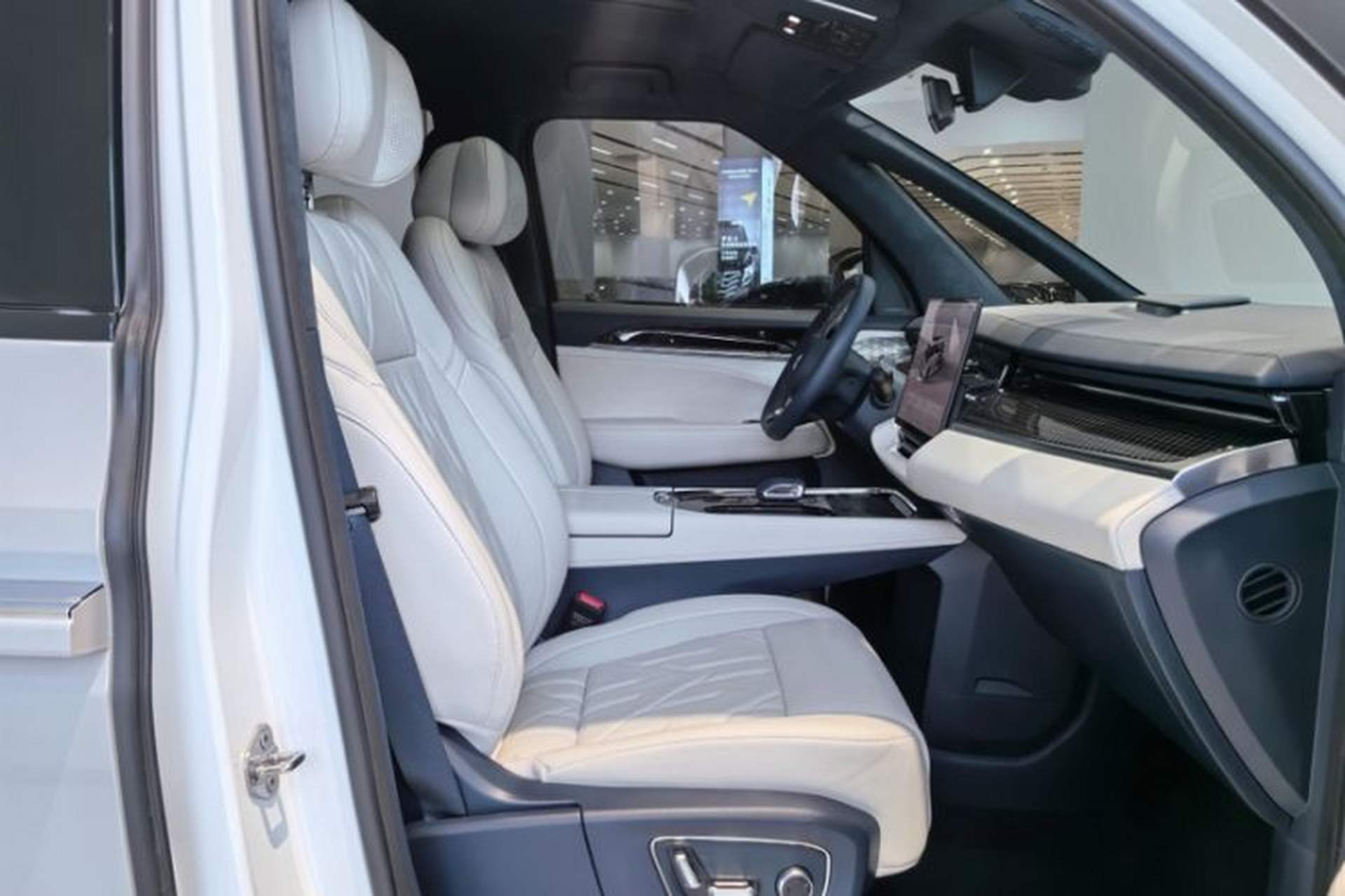 Used Zeekr 009 2024 Six-Seat Executive Version 4WD 108 kWh Right Front Seat