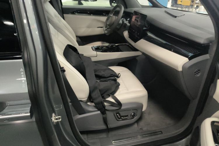 Used Zeekr 009 2024 Six-Seat Executive Version 4WD 108 kWh Right Front Seat