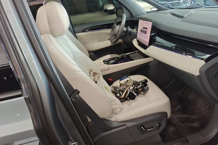 Used Zeekr 009 2024 Six-Seat Executive Version 4WD 108 kWh Right Front Seat
