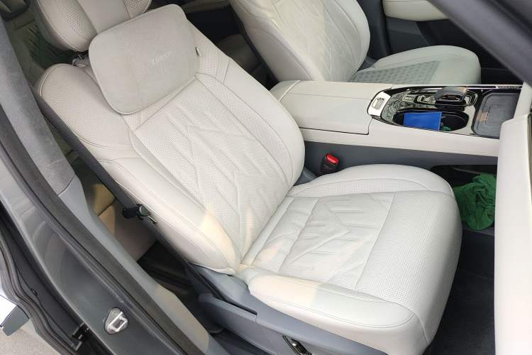 Used Zeekr 009 2024 7-Seater Walk-Through Version Four-Wheel Drive 108 kWh Right Front Seat