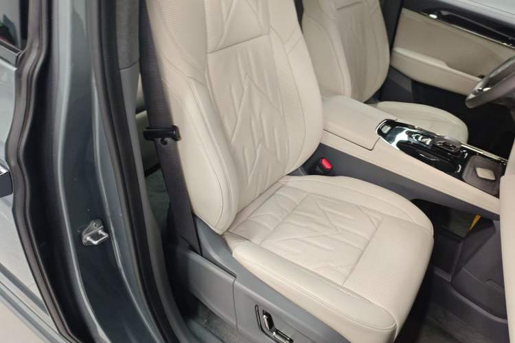 Used Zeekr 009 2024 Six-Seat Executive Version 4WD 108 kWh Right Front Seat