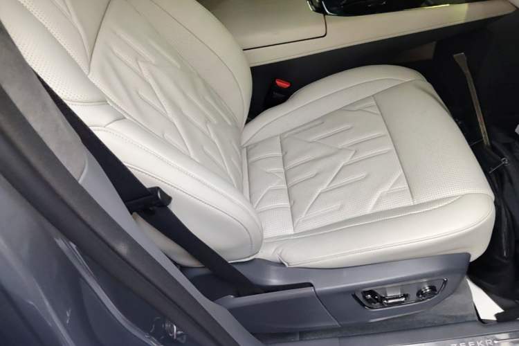 Used Zeekr 009 2024 Six-Seat Executive Version 4WD 140 kWh Right Front Seat