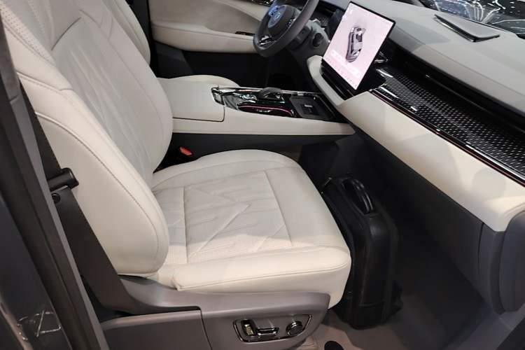 Used Zeekr 009 2024 7-Seater Aisle Version 108 kWh Right Front Seat
