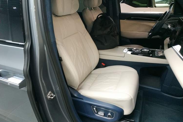 Used Zeekr 009 2024 Six-Seat Executive Version 4WD 108 kWh Right Front Seat