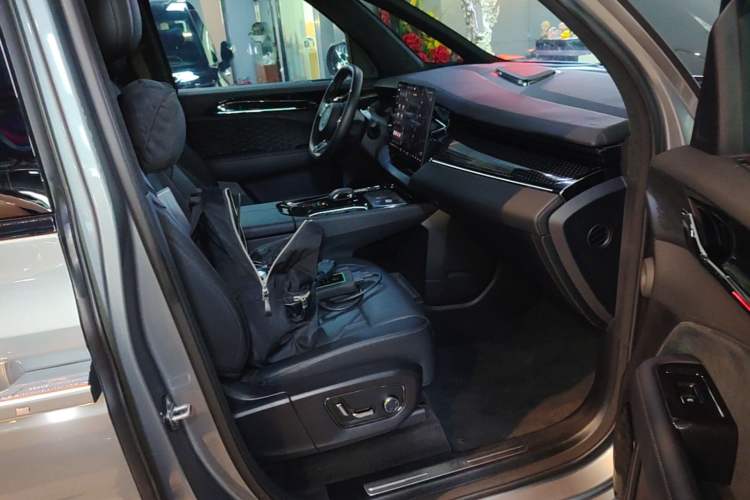 Used Zeekr 009 2024 Six-Seat Executive Version 4WD 108 kWh Right Front Seat