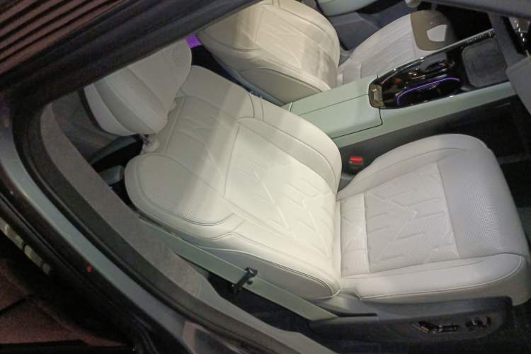 Used Zeekr 009 2024 7-Seater Walk-Through Version Four-Wheel Drive 108 kWh Right Front Seat