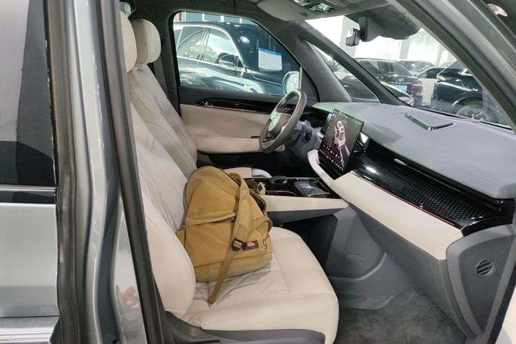 Used Zeekr 009 2024 Six-Seat Executive Version 4WD 108 kWh Right Front Seat