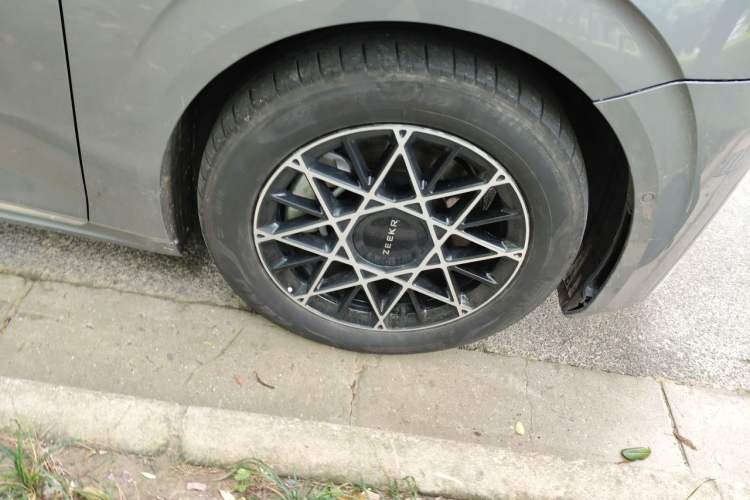 Used Zeekr 009 2024 7-Seater Walk-Through Version Four-Wheel Drive 108 kWh Right Front Wheel Hub