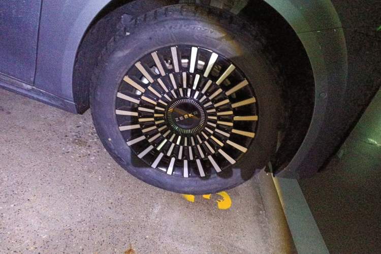 Used Zeekr 009 2024 Six-Seat Executive Version 4WD 108 kWh Right Front Wheel Hub