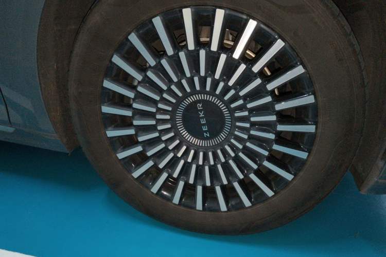 Used Zeekr 009 2024 Six-Seat Executive Version 4WD 108 kWh Right Front Wheel Hub