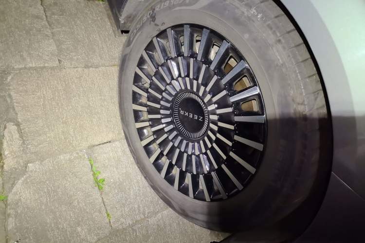 Used Zeekr 009 2024 Six-Seat Executive Version 4WD 108 kWh Right Front Wheel Hub