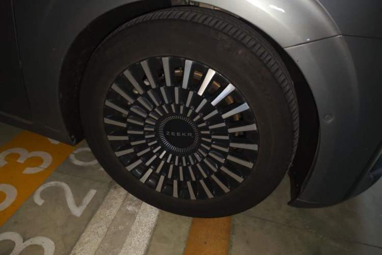 Used Zeekr 009 2024 7-Seater Aisle Version 108 kWh Right Front Wheel Hub