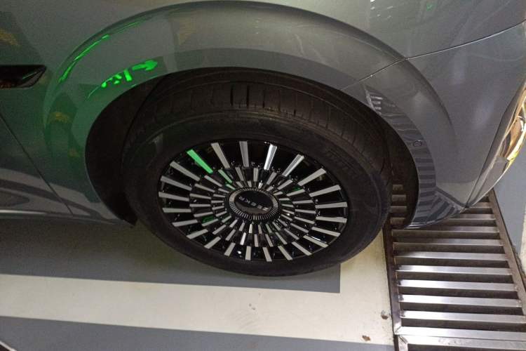 Used Zeekr 009 2024 Six-Seat Executive Version 4WD 108 kWh Right Front Wheel Hub