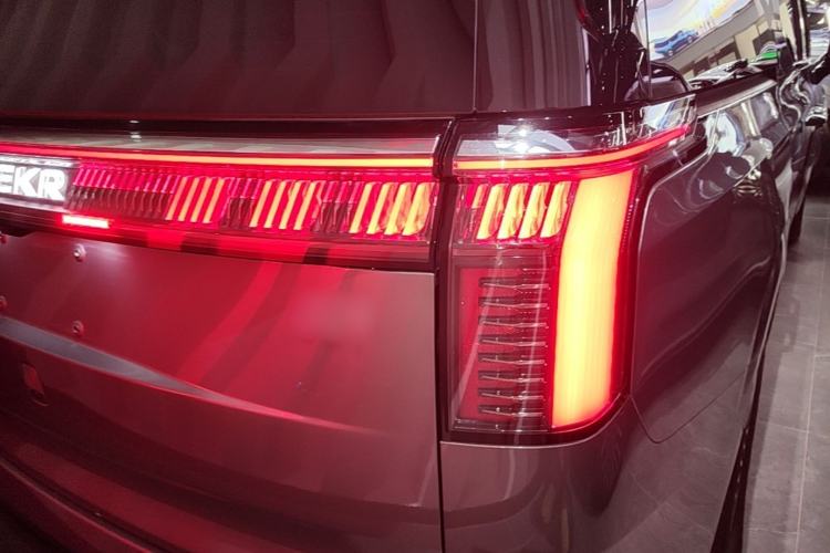 Used Zeekr 009 2024 7-Seater Walk-Through Version Four-Wheel Drive 108 kWh Right Rear Taillight