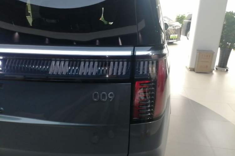 Used Zeekr 009 2024 Six-Seat Executive Version 4WD 108 kWh Right Rear Taillight